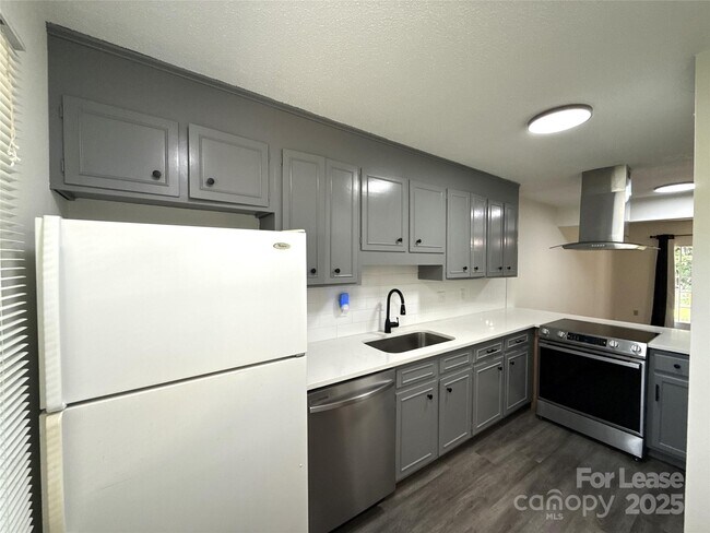 Building Photo - 1724 Village Lake Dr