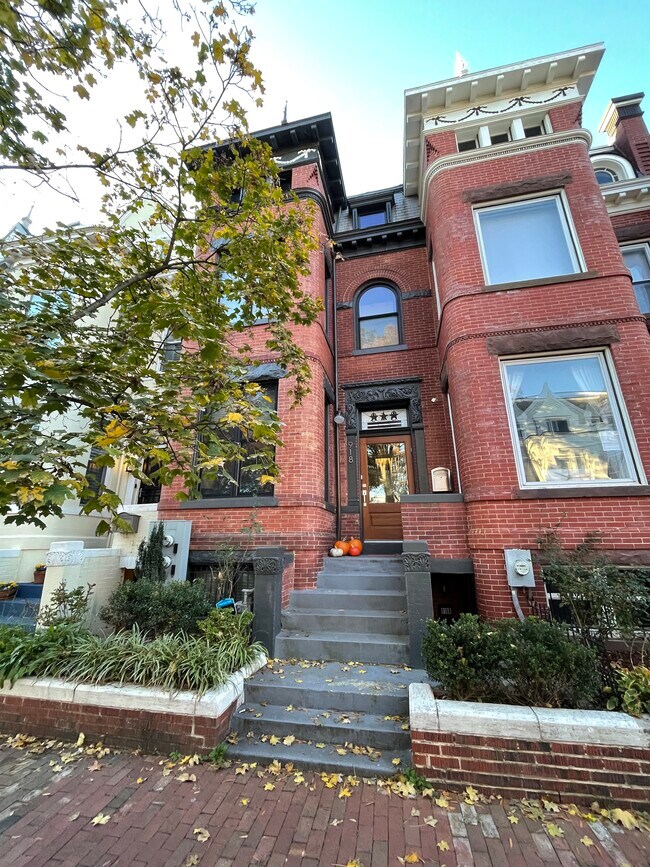 Building Photo - 918 Westminster St NW
