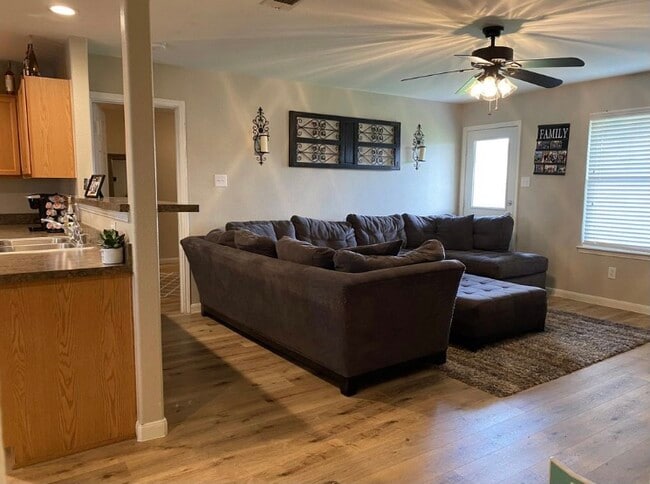 Foto del edificio - 118 Feverbush Dr