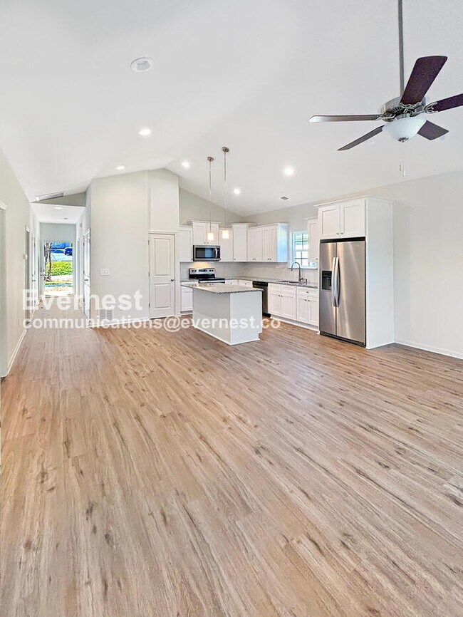 Building Photo - 3 Bed/2 Bath Home with Garage / Pet-Friendly / Vouchers Accepted / Available Now!