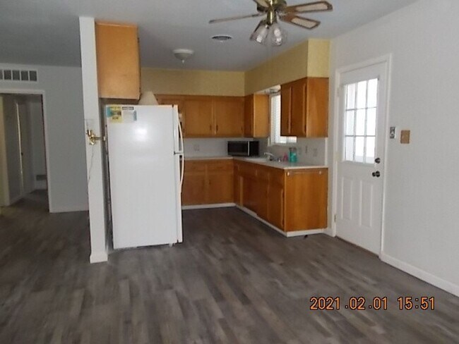 Building Photo - SW Spacious 3 Bedroom, 1.5 Bathroom