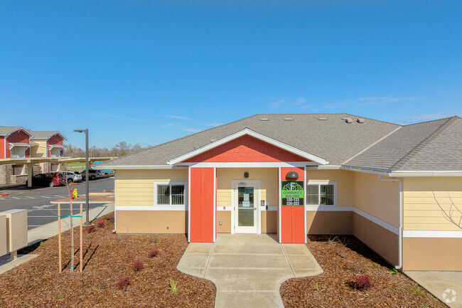 Entrada - River Oaks Family Apartments