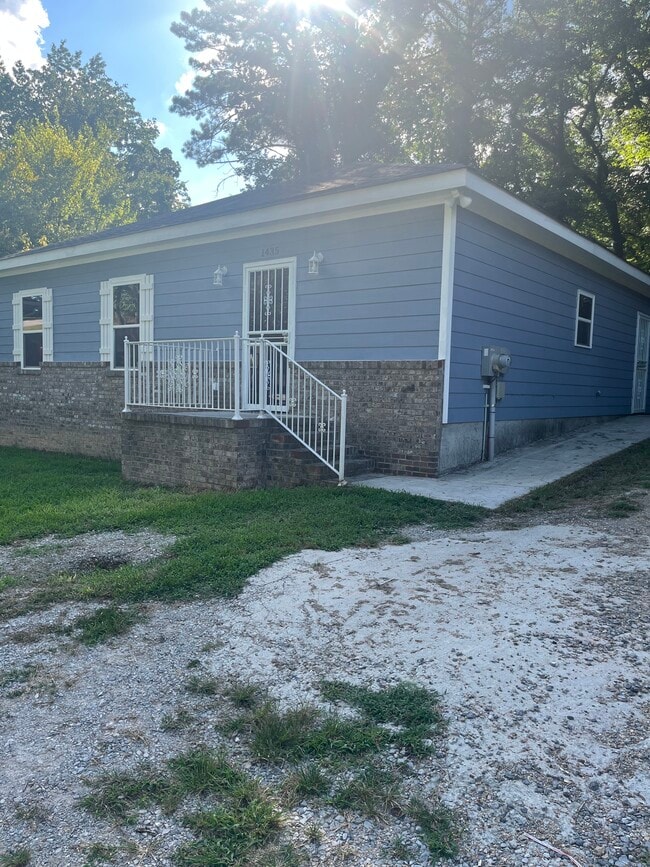 Building Photo - 1435 Lillian Ln