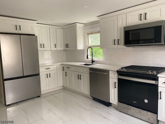 Building Photo - 536 Broughton Ave