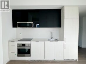 Building Photo - 308 Jarvis St