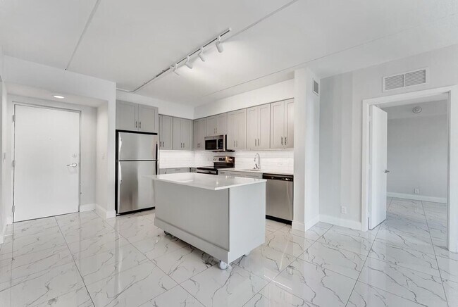 Foto del edificio - 250 W Hidden Valley Blvd