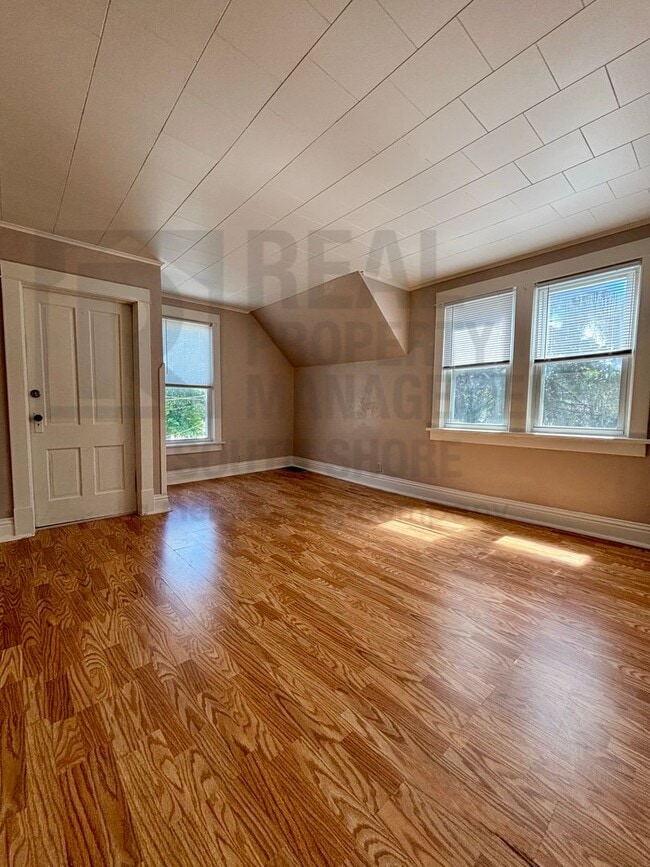Building Photo - Charming 1 Bedroom + Den with Private Entrance & Vintage Character