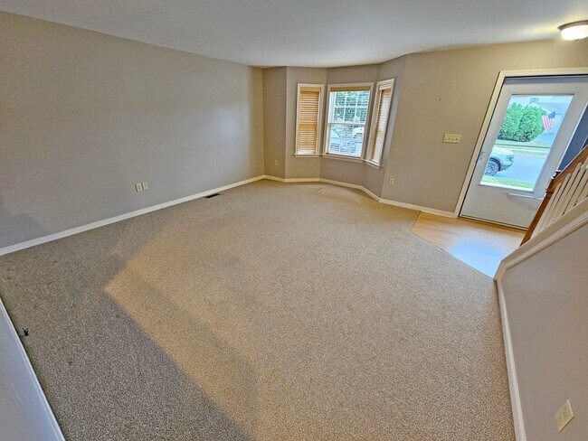 Building Photo - 638 Chickadee Dr