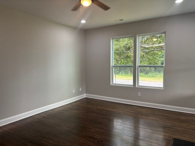 Building Photo - 3 Bedroom 2 Bathroom Fully Renovated House...