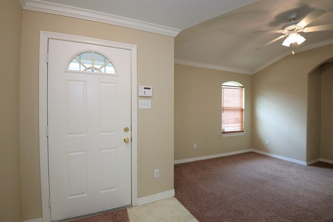 Building Photo - College Duplex ready for Move-in!