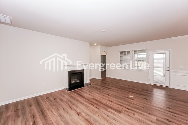 Foto del edificio - 6496 Fairfax Ct