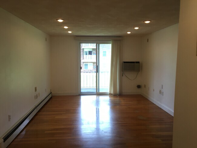 Living room (11.3' x 14') - 12 Woodman Way