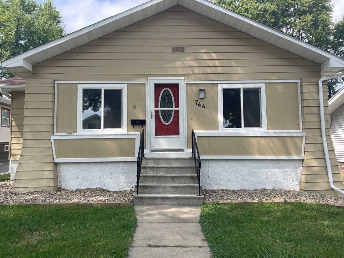 Foto principal - Remodeled 3 Bedroom , 1 Bath Home!