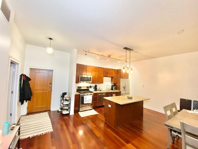 Foto del edificio - 3300 W Irving Park Rd