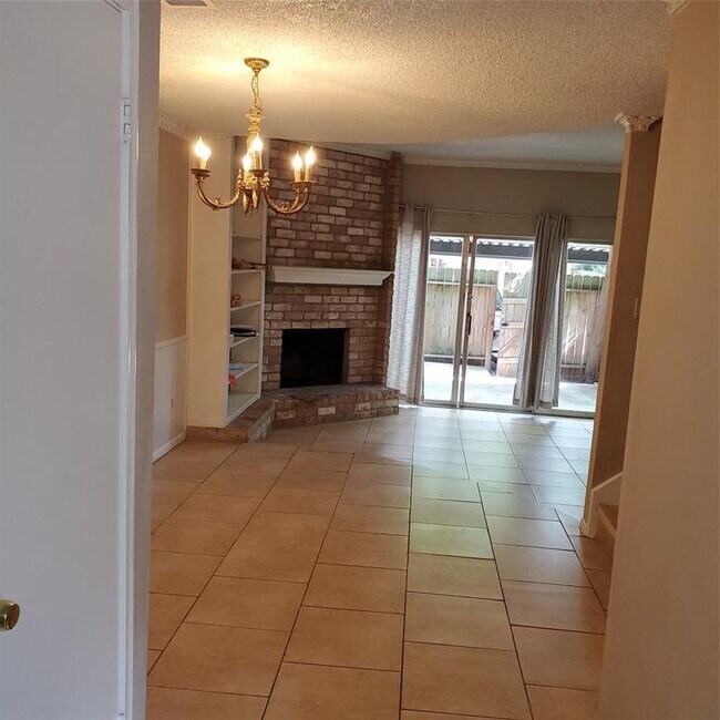 Foto del edificio - 7700 Creekbend Dr