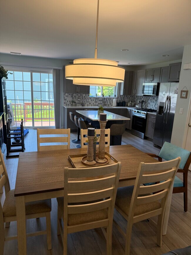 Comedor - 560 Silver Sands Rd