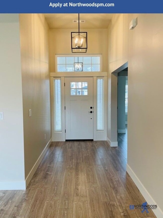Building Photo - Newer Gorgeous Home in Desirable Neighborhood