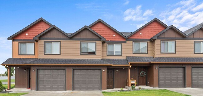 Foto del edificio - 2-bedroom townhomes, a modern take on apar...