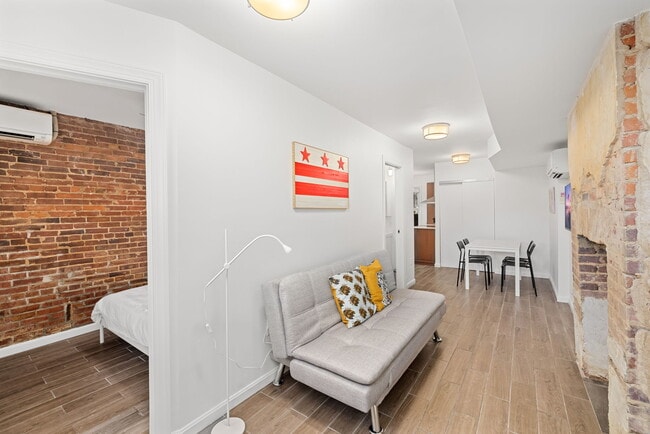 Building Photo - 619 10th St NE