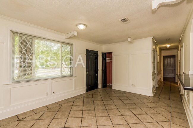 Building Photo - 8635 Hickory Ln