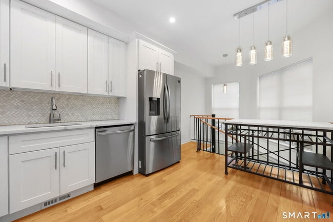 Building Photo - 132 Hope St