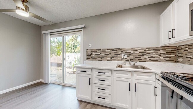 Cocina/comedor 2x1 - University Square Apartments