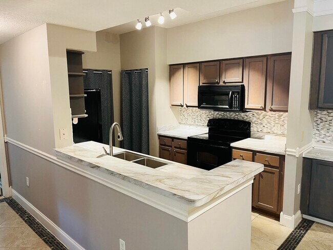 Foto del edificio - 6101 Myrtlewood Cir W