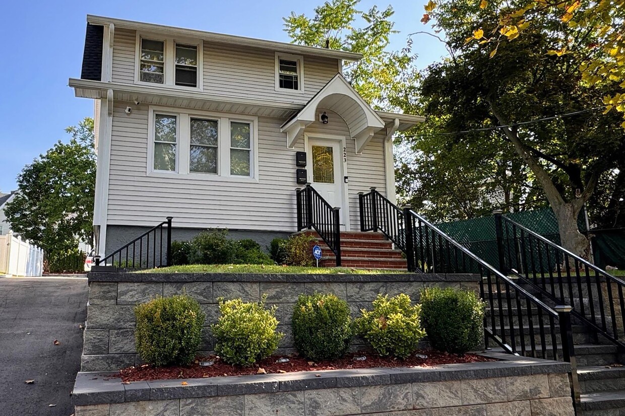 Primary Photo - 223 Central Ave