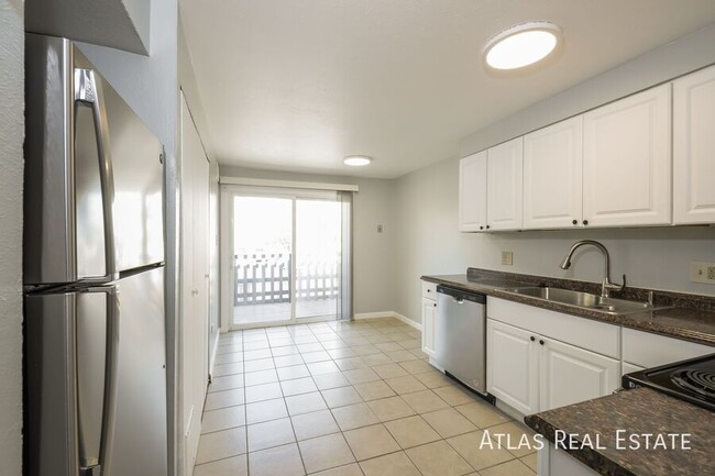 Foto del edificio - Spacious 2 bed 1 bath unit in Lakewood !