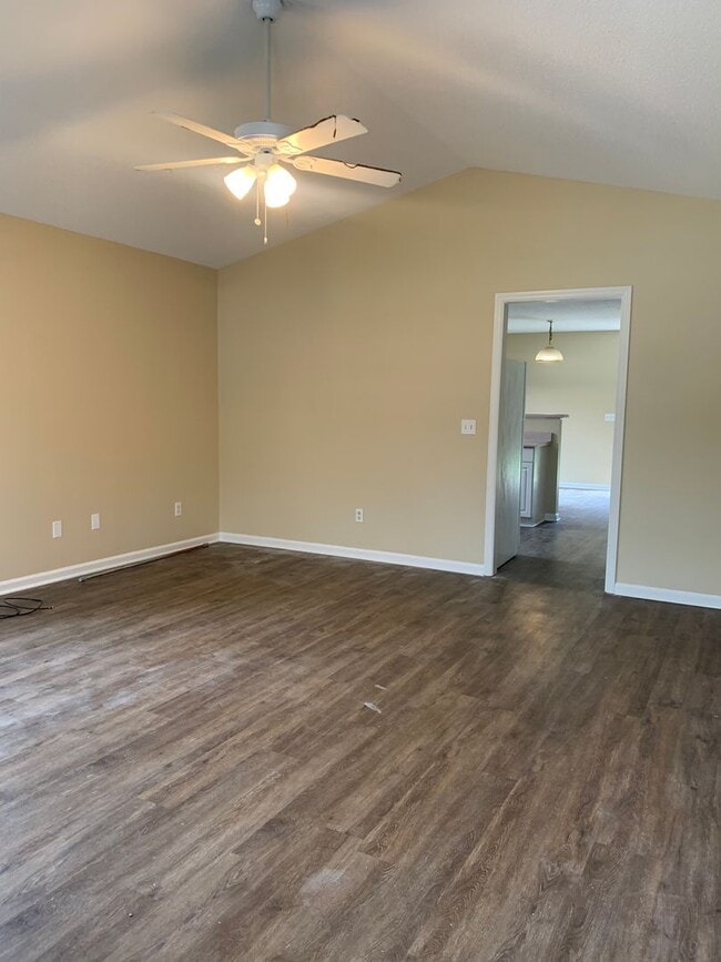 Building Photo - 3 Bedroom 2 Bath on Park Ave. Available