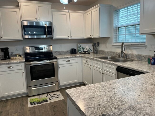 Building Photo - Spacious 5BR House in Crestview