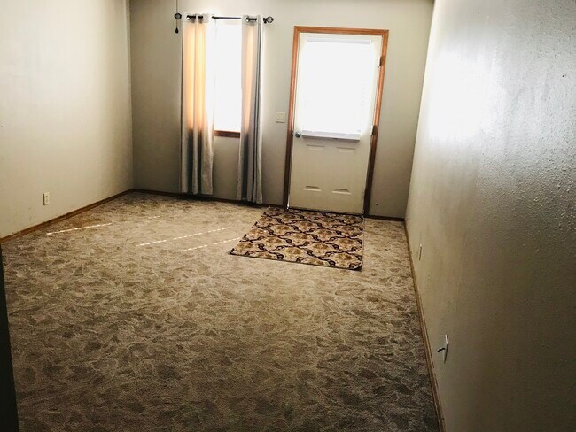 Main bedroom with separate entrance - 1641 Hillcrest Dr