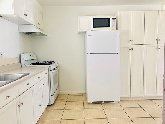 Building Photo - Live by the Beach! 2BD/1BA Mission Beach Apartment with Garage!