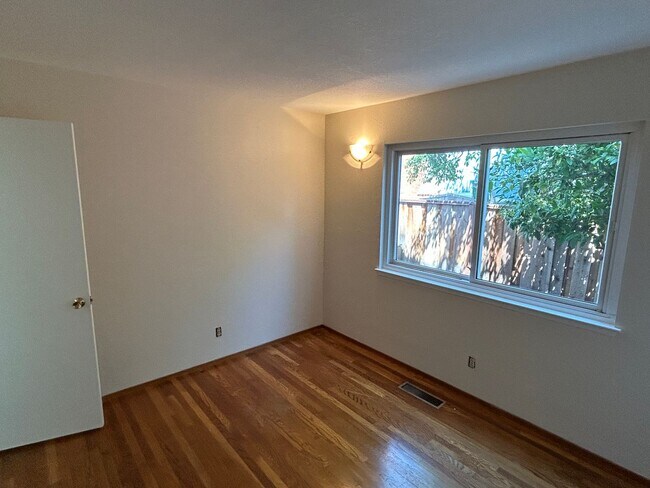Foto del edificio - Spacious 4-Bedroom Home with Pool in Prime...