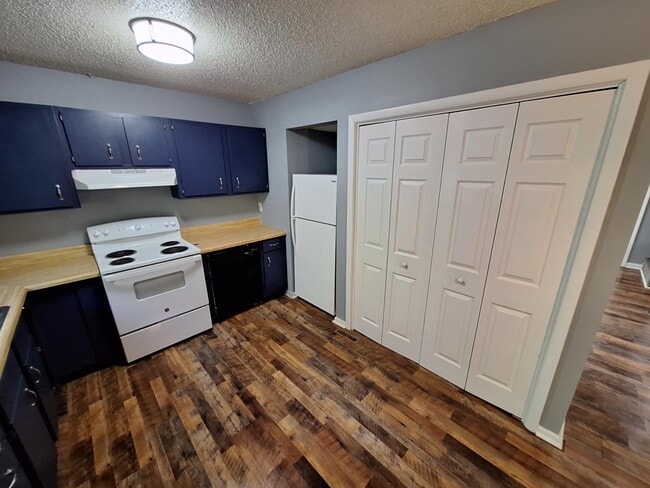 Building Photo - 323 Emerald Dr