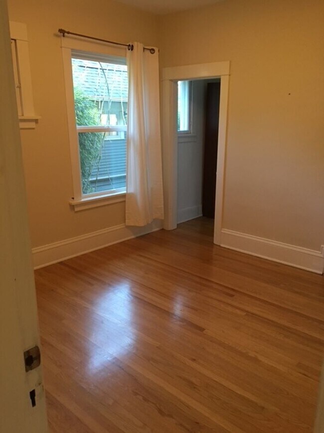 Foto del edificio - Great location 3 bed 1 bath home in Queen Anne