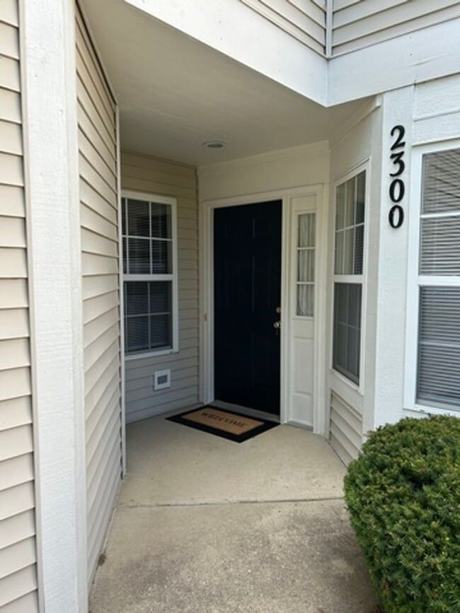 Building Photo - 2300 Woodside Dr