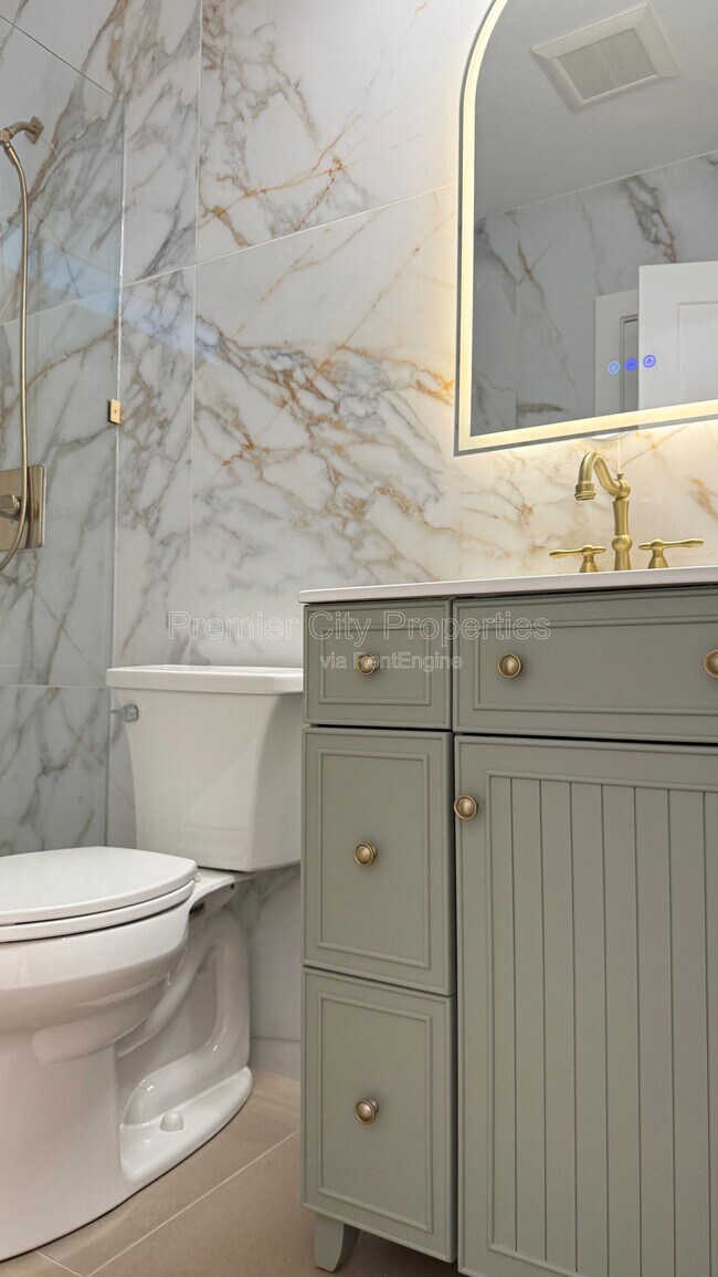 Foto del edificio - 240 Mcgregor Ave