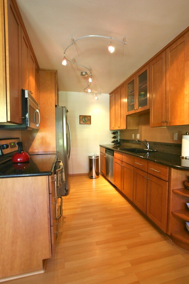 Building Photo - Incredible East Beach Town-Home unfurnishe...