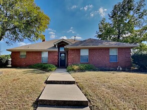 Building Photo - 923 Teakwood Ln