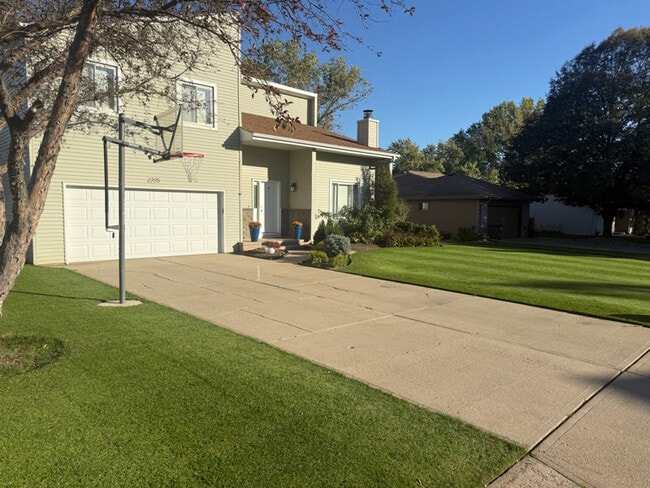 Building Photo - 2305 S 165th St