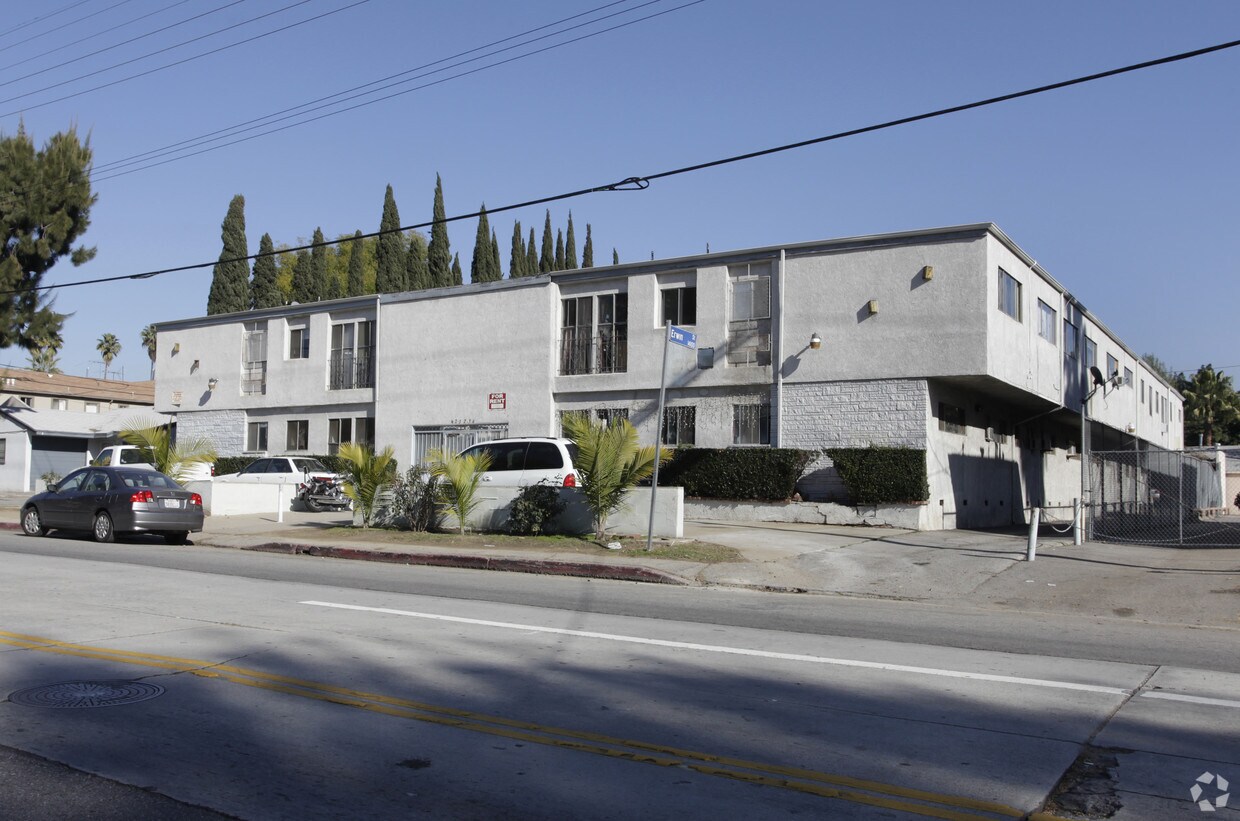 Foto principal - 6232-6236 Hazeltine Ave