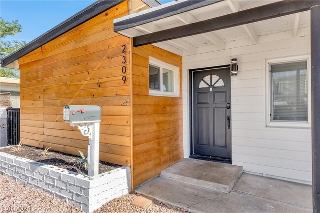 Building Photo - 2309 Santa Clara Dr
