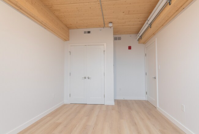 Building Photo - 1 E Lenox St
