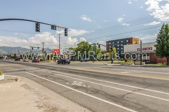 Building Photo - 834 S 200 W