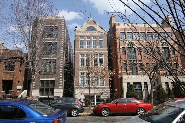 Building Photo - 844 W Buckingham Pl