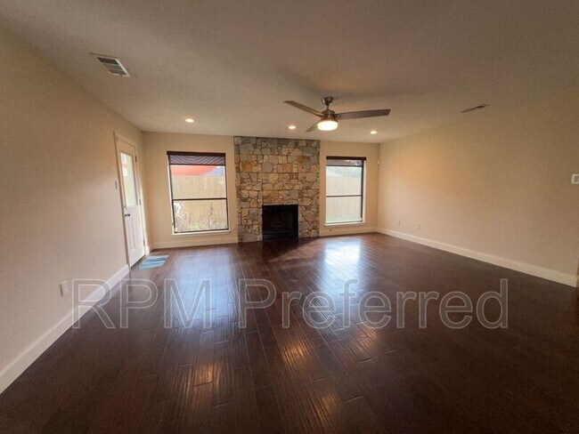 Foto del edificio - 7402 Wood Bluff Blvd