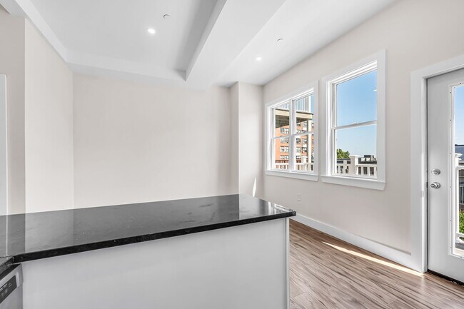 Foto del edificio - 465 E 8th St