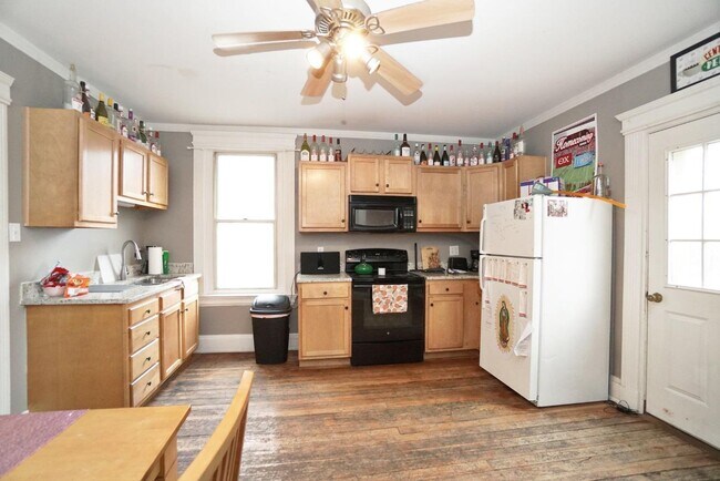 Foto del edificio - Awesome 4 Bed/ 2 Full Bath on Fairview Min...