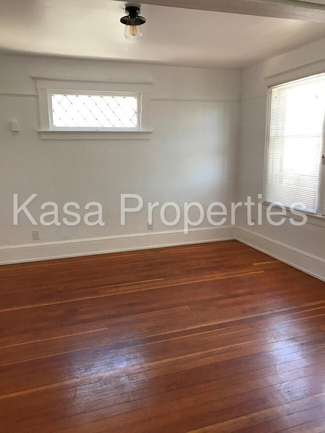 Building Photo - Unique 2 Bedroom AVL 12/1